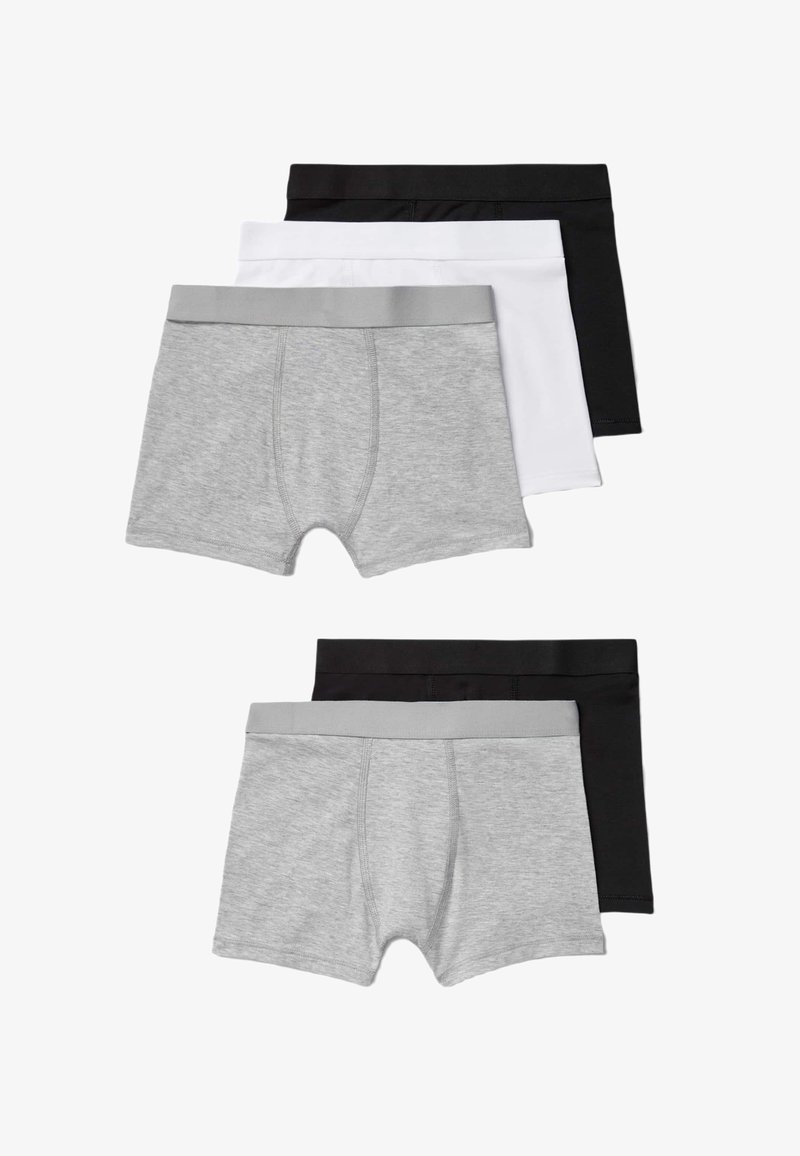 Lot de quatre boxers pour hommes : deux gris, un blanc, un noir. Tissu doux, taille élastique, design simple sans motifs.