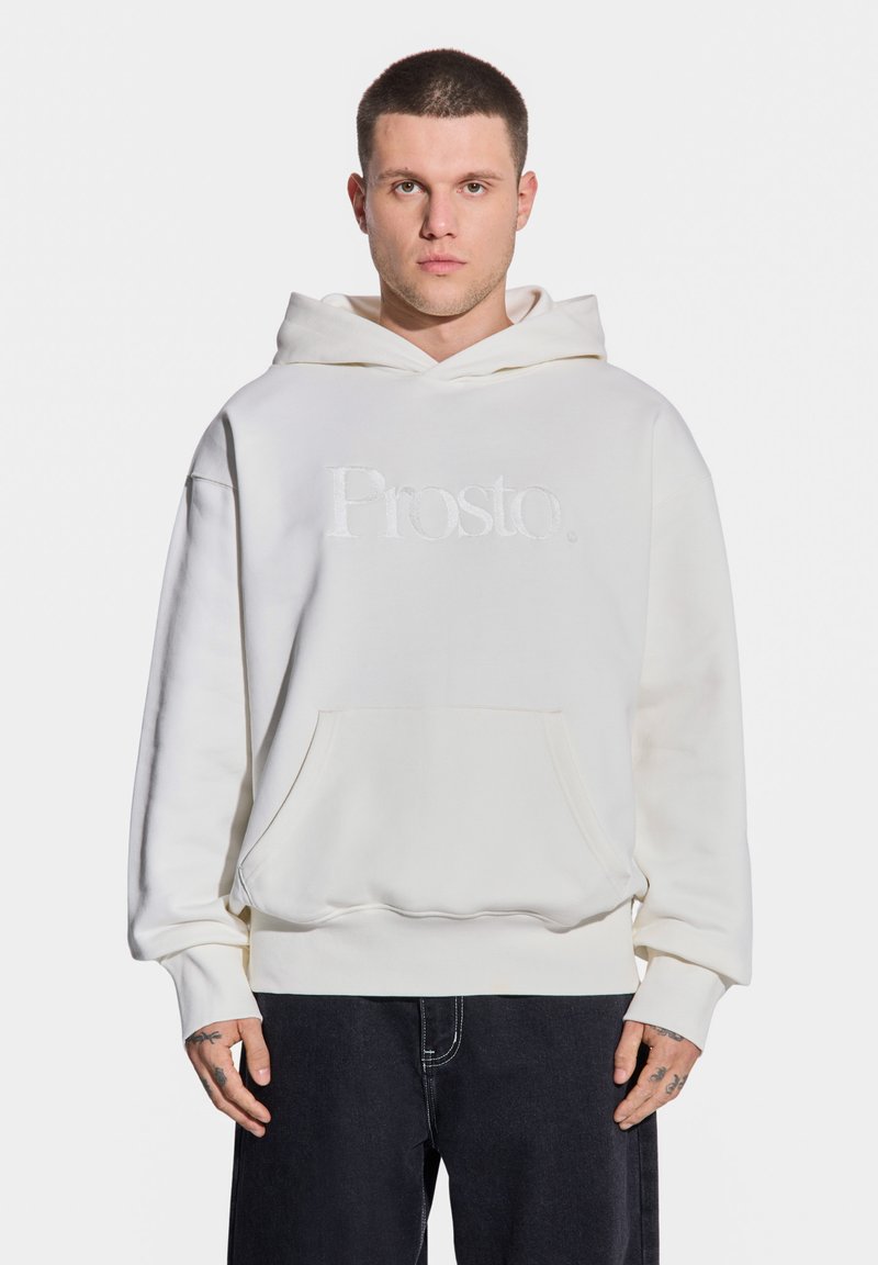 Biała bluza z kapturem z haftem "Prosto." w dopasowanym kolorze, z kieszenią z przodu i sznurkiem do regulacji kaptura. Miękka, teksturowana tkanina.