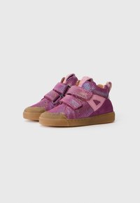 Fioletowe sneakersy z teksturowanym, iryzującym wykończeniem, z podwójnymi zapięciami na rzep i gumową podeszwą. Akcenty obejmują różowe zamszowe detale.