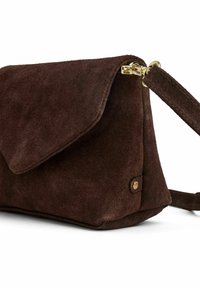 Tumepruun seemisnahast käekott, millel on klapiga sulgur ja eemaldatav randmerihm, mis on kinnitatud kuldse riistvaraga.