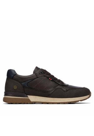 Zapatilla deportiva de cuero marrón oscuro con detalles negros, entresuela beige, suela exterior marrón y cordones redondos, mostrada de lado sobre un fondo blanco.