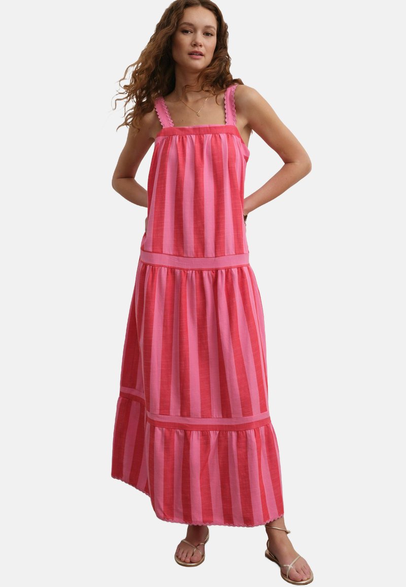 Vaaleanpunainen raidallinen maxi-mekko, jossa on rento istuvuus, säädettävät hihnat ja röyhelödetaljit. Valmistettu kevyestä kankaasta, jossa on kerroksellisia osia.