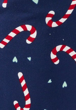 Navy stof met een herhaald patroon van rode en witte gestreepte zuurstokken en kleine lichtblauwe hartjes, met een zachte textuur.