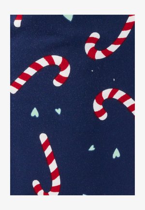 Tejido azul marino con un patrón repetido de bastones de caramelo a rayas rojas y blancas y pequeños corazones azul claro, con una textura suave.