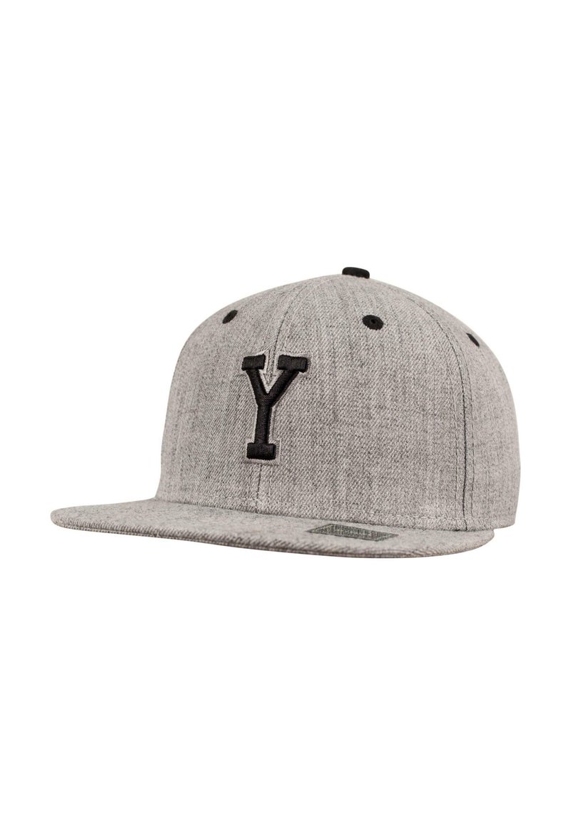 Hallatud hall snapback-kate, mis on valmistatud tekstureeritud kangast, mille esiosas on must "Y" logo, lame ääre ja mustad aktsendid silmade avades.