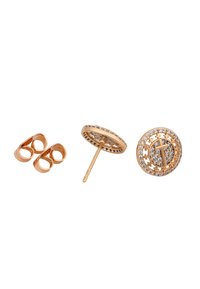 Guld stud øreringe med cirkulært design, prydet med små klare ædelsten og et centralt kors, vist med sommerfugle bagbøjler.