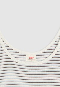 Canotta a righe bianco e azzurro chiaro con texture a costine, dotata di scollatura rotonda e di un piccolo etichetta rossa Levi's sul collo.