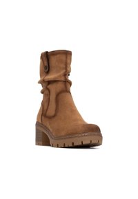 Stivaletti in suede marrone con un design sfilacciato, caratterizzati da una punta tonda, un tacco spesso e cuciture decorative lungo la tomaia.