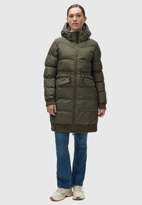 Olivovo zelená puffa bunda so zipsom vpredu, kapuc�ňou a nastaviteľnými šnúrkami. Obsahuje dve predné vrecká a rebrované manžety a lem.