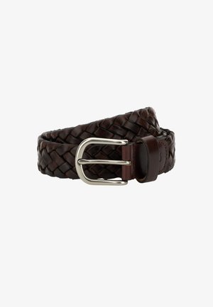 Bruine gevlochten leren riem met een zilveren metalen gesp en een leren keeperband. De textuur heeft een gevlochten patroon.