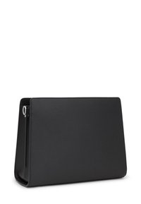 Clutch de cuero negro con textura suave, forma rectangular y diseño minimalista. Cuenta con una cremallera oculta y sin herrajes visibles.