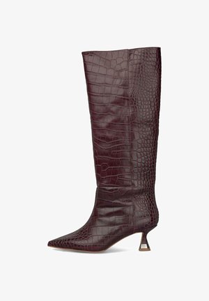Stivale bordeaux al ginocchio realizzato in pelle stampata a coccodrillo, con punta affilata e un tacco geometrico basso con un accento metallico.