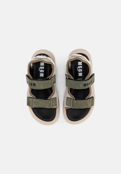 Sandálias verdes e beje com parte superior em rede, duas alças ajustáveis de velcro, palmilha preta e sola branca. Apresenta a marca MSGM.