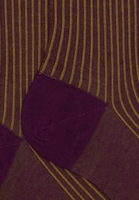 Calzini bordeaux con sottili righe verticali gialle, con tallone e punta rinforzati. Tessuto liscio con materiale in misto cotone.