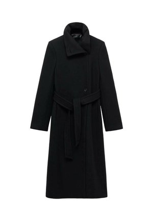 Črn plašč iz volnene mešanice z dolgimi rokavi, visokim ovratnikom, zapiranjem na gumbe spredaj in ujemačim pasom. Ima ravno kroj in minimalne detajle.