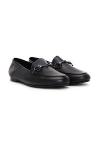 Zwarte leren loafers met een ronde neus, een glad oppervlak en decoratieve metalen schakels aan de voorkant. Minimalistisch ontwerp, platte zool.