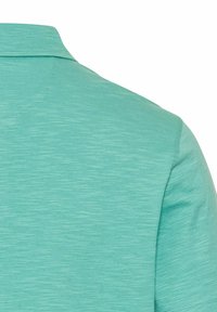 Kurzarm-Poloshirt in hellem Petrol mit einem strukturierten, melierten Muster. Verfügt über einen klassischen Kragen und gestickte Details an den Ärmeln.