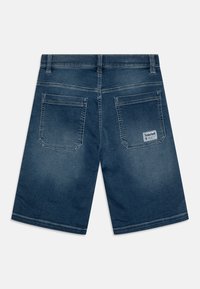 Jeanshorts i mørkeblå, med rett snitt og en jevn tekstur. Inkluderer to baklommer med merkeetikett.