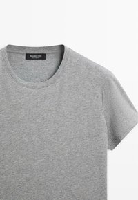 Grijze korte mouw T-shirt met ronde hals en een zichtbaar "Massimo Dutti" label aan de binnenkant van de halslijn, plat neergelegd op een witte achtergrond.