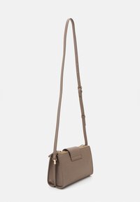 Borsa a tracolla in ecopelle marrone con chiusura a patta, cinturino regolabile e accessori in metallo dorato. Forma rettangolare con texture liscia.