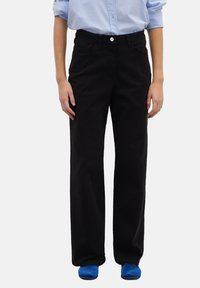 Pantaloni neri a gamba larga in cotone con una texture liscia, dotati di due tasche frontali e chiusura con bottone in metallo in vita.