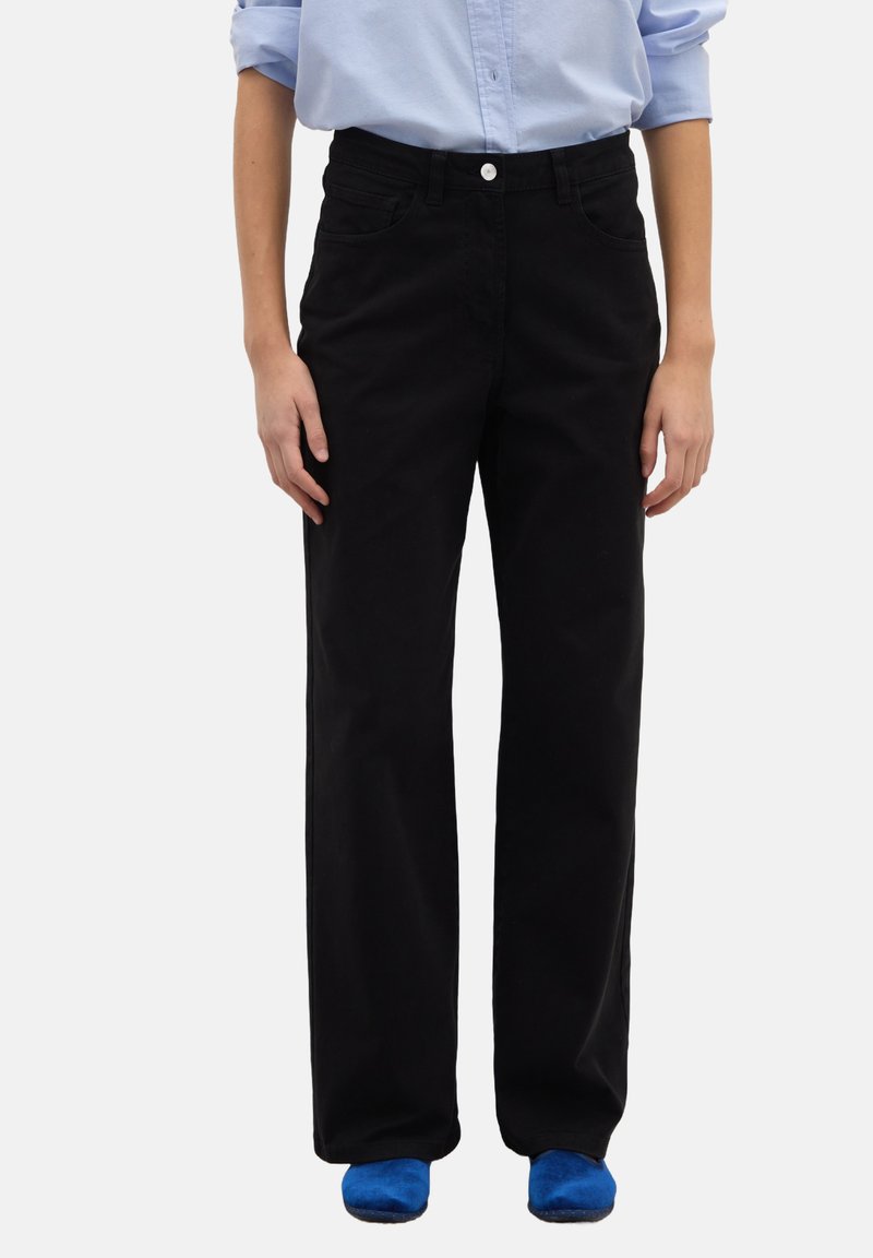 Pantaloni neri a gamba larga in cotone con una texture liscia, dotati di due tasche frontali e chiusura con bottone in metallo in vita.