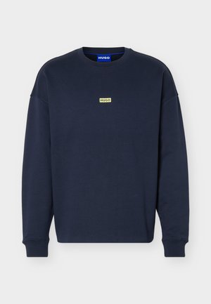 Dunkelblaues Sweatshirt mit Rundhalsausschnitt und langen Ärmeln, mit kleinem gelbem "HUGO"-Logo auf der Brust und blauem Etikett im Krageninneren.