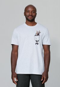 T-shirt en coton gris avec une illustration de trois pandas et des baguettes. Col rond, manches courtes, texture douce, coupe décontractée.