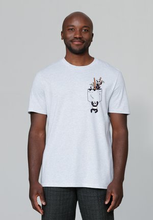 Grijze katoenen t-shirt met een zakillustratie van drie panda's en eetstokjes. Ronde hals, korte mouwen, zachte textuur, casual pasvorm.