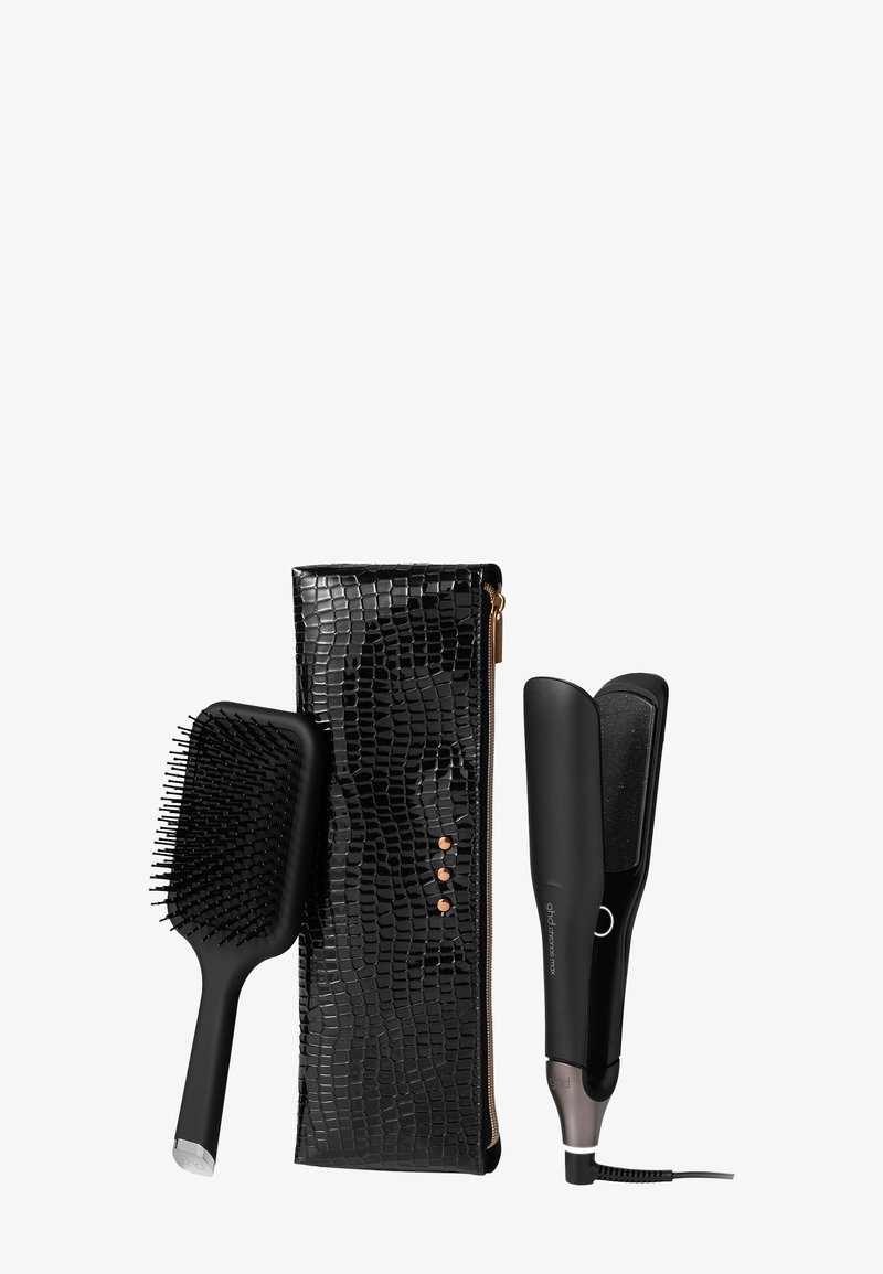 Zwarte, gestructureerde pouch met krokodilpatroon en roségouden accenten, een zwarte haarborstel en een zwarte, slanke haarstylers.