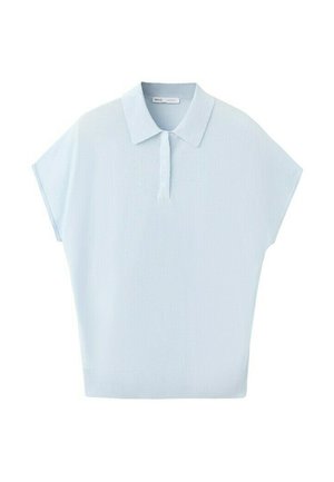 Lichtblauw poloshirt met korte mouwen, een kraag en een korte knoopsluiting, getoond op een witte achtergrond.