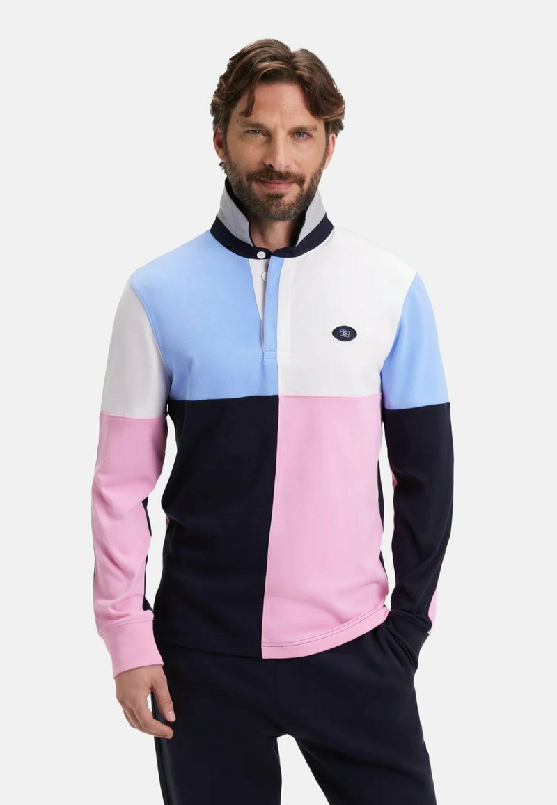 Chemise à manches longues bloc de couleurs avec des sections bleu clair, blanche, rose et marine, col avec fermeture à boutons et détail de logo sur la poitrine.