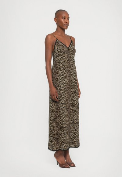 Abito maxi con stampa leopardata, spalline nere sottili, scollatura a V, tessuto fluente e una leggera trasparenza, arricchito da dettagli neri a contrasto.