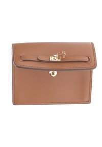 Borsa a tracolla in pelle marrone con forma rettangolare, dotata di chiusura a pattina, hardware in oro e cuciture in evidenza.