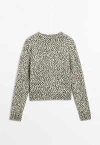 Pull en maille à manches longues en fil chiné noir et blanc, avec un col rond et des poignets et un bas côtelés, posé à plat montrant le dos.