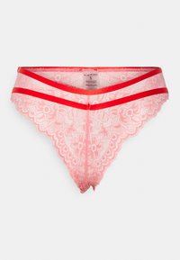 Fio dental rendado em rosa claro com padrão floral, apresentando uma cintura e acabamento em vermelho. Textura suave com bordas em babados. Etiqueta de tamanho S visível.