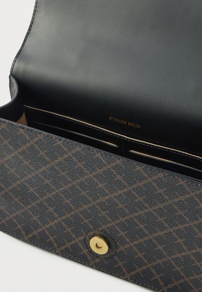 Μαύρη δερμάτινη τσάντα με υφασμένο καφέ γεωμετρικό σχέδιο. Διαθέτει μαγνητικό κούμπωμα και χρυσό ανάγλυφο λογότυπο στο εσωτερικό.