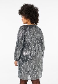 Zizzi LANGÄRMLIGES PAILLETTEN MIT MUSTER - Koktailové šaty/večierkové šaty - silver sequins