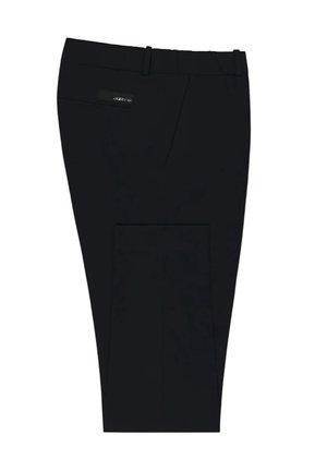 Pantaloni neri slim fit, realizzati in un tessuto dalla texture morbida. Presentano una tasca posteriore e un sottile accento con logo vicino alla vita.