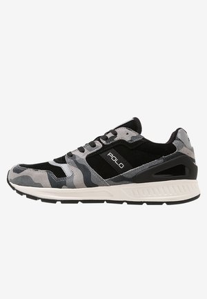 Szare i czarne sneakersy Polo w kamuflażowy wzór, czarne sznurówki i biała podeszwa, widok z boku z logo Polo na bocznym panelu.