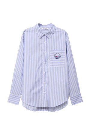 Lyseblå og hvide lodrette stribede langærmet skjorte med forreste lomme broderet med en muslingeskal og ordet "KÆRLIGHED" med et rødt hjerte.
