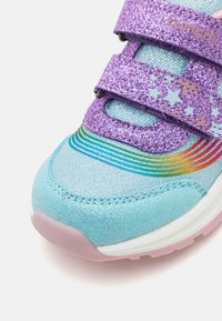 Sneakers blu glitterati con cinturini viola, caratterizzati da strisce arcobaleno e motivi a stelle. Texture morbida, punta rotonda e suola in gomma rosa.