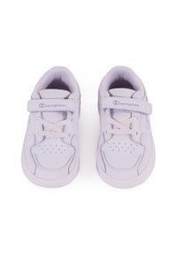 Sneaker viola chiaro con tomaia sintetica, colletto imbottito, punta forata, chiusura con lacci e cinturino regolabile in velcro.