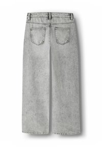 Jean large en denim gris vu de dos, doté d'une ceinture, de deux poches arrière, et d'une texture subtile avec des zones délavées.