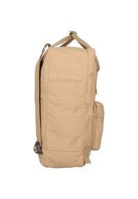 Khaki tyg ryggsäck med robust sidficka, förstärkt sömnad, justerbar rem och strömlinjeformad rektangulär form.