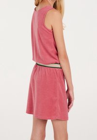 Abito in spugna rosa con design senza maniche, vita elasticizzata con strisce verdi e beige, e una vestibilità comoda.