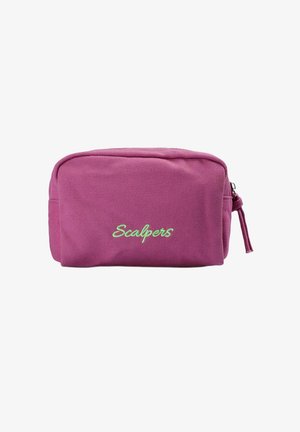 Bolsa de tela morada con cremallera, con la palabra "Scalpers" bordada en verde en el frente, que cuenta con una pequeña pestaña lateral en la cremallera.