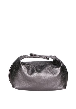 Zwarte metallic clutch bag met een ronde vorm, zachte textuur, een rits en dubbele handvatten bovenaan voor gemakkelijk vervoer.