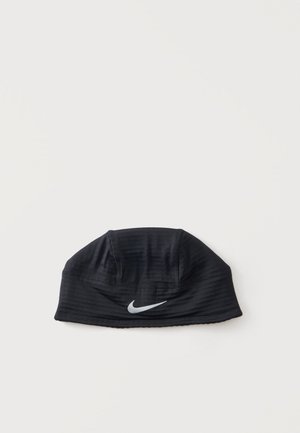 Bonnet de bain Nike noir avec un logo swoosh blanc centré près du bord inférieur sur un fond blanc uni.
