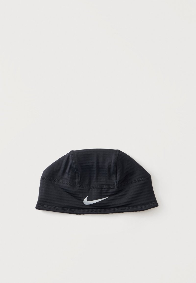 Μαύρο καπέλο κολύμβησης Nike με λευκό λογότυπο swoosh στο κέντρο κοντά στο κάτω άκρο σε απλό λευκό φόντο.